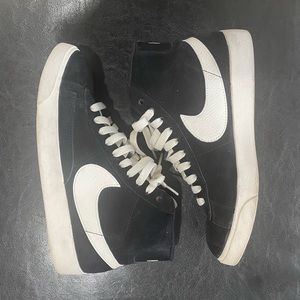 Nike Blazer Mid Vintage Suede Shoe in Black/Off White. Size 7.5.